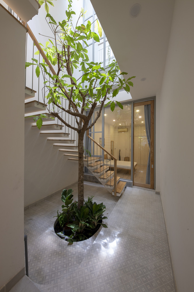 Ngôi nhà ống hẹp ở Sài Gòn với mặt tiền 'uốn cong' vô cùng ấn tượng ảnh 7