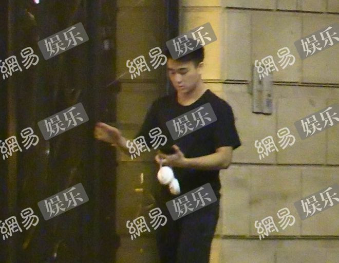 ‘Thiếu gia sòng bài’ to tiếng với bà xã siêu mẫu nội y nơi công cộng ảnh 3