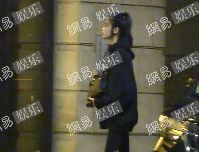 ‘Thiếu gia sòng bài’ to tiếng với bà xã siêu mẫu nội y nơi công cộng ảnh 4