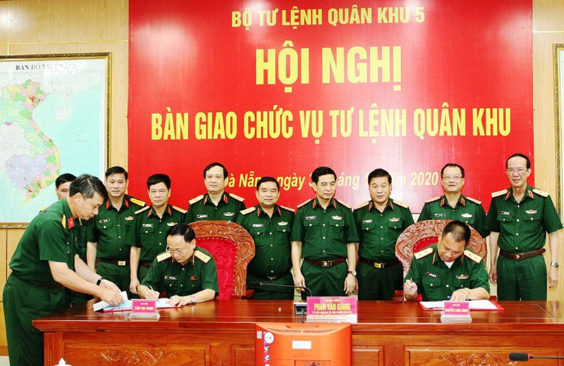 Bản tin 8H: Nguyên Cục trưởng Cục Tác chiến nhận chức Tư lệnh Quân khu V ảnh 1