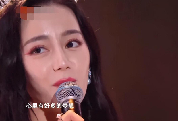 Diện đầm trễ vai khoe vòng một 'bốc lửa', Địch Lệ Nhiệt Ba bị soi dấu hiệu lão hóa ảnh 9