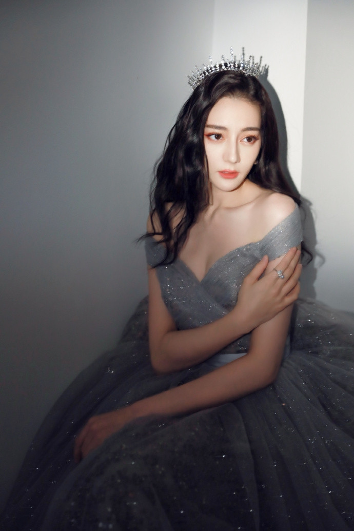 Diện đầm trễ vai khoe vòng một 'bốc lửa', Địch Lệ Nhiệt Ba bị soi dấu hiệu lão hóa ảnh 4