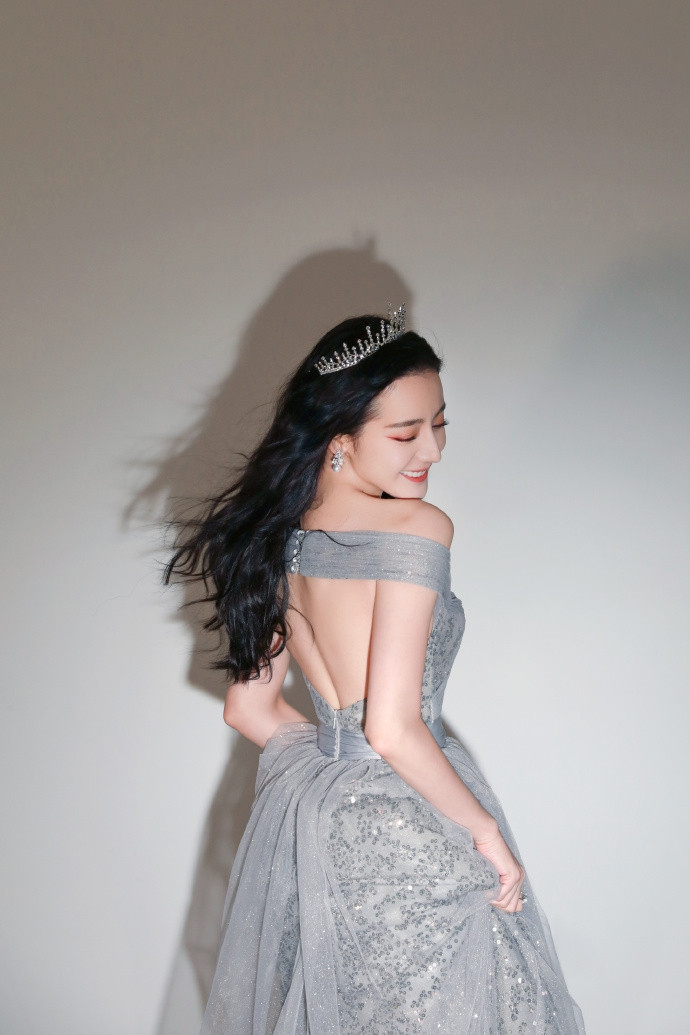 Diện đầm trễ vai khoe vòng một 'bốc lửa', Địch Lệ Nhiệt Ba bị soi dấu hiệu lão hóa ảnh 6