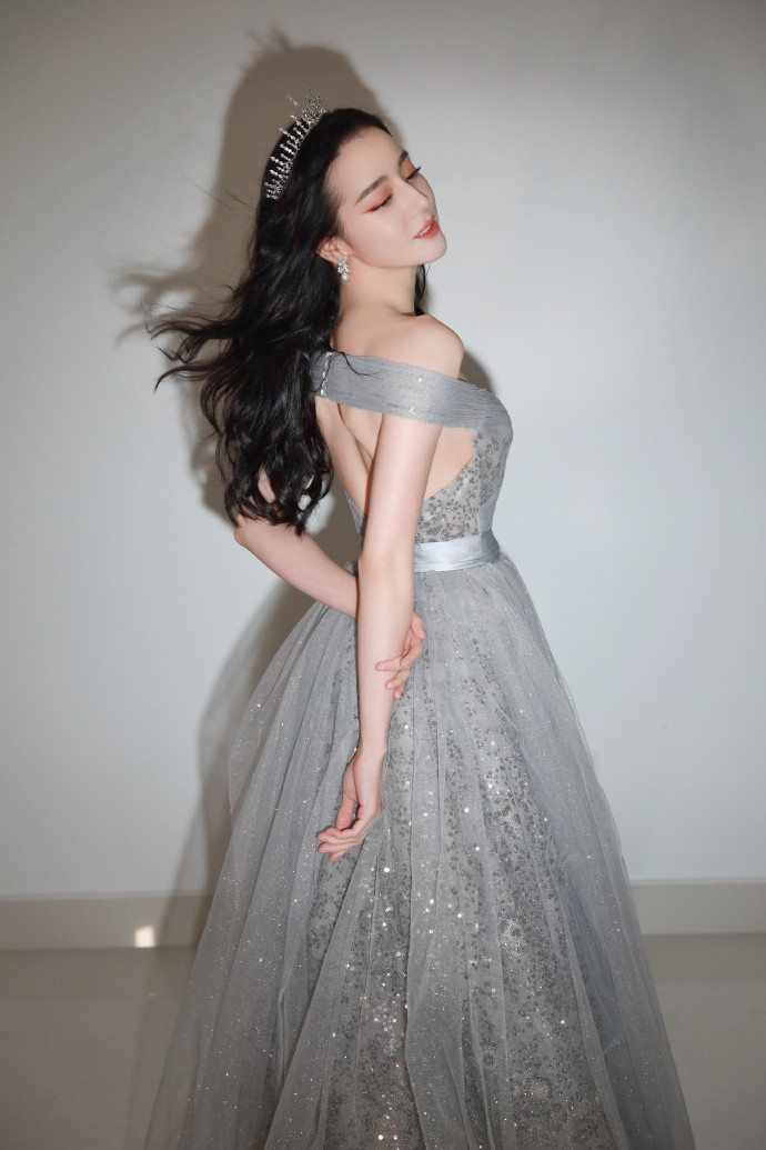 Diện đầm trễ vai khoe vòng một 'bốc lửa', Địch Lệ Nhiệt Ba bị soi dấu hiệu lão hóa ảnh 3