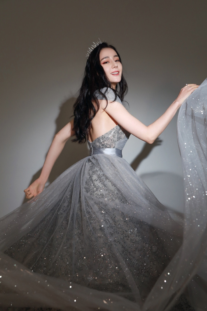 Diện đầm trễ vai khoe vòng một 'bốc lửa', Địch Lệ Nhiệt Ba bị soi dấu hiệu lão hóa ảnh 2