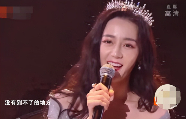 Diện đầm trễ vai khoe vòng một 'bốc lửa', Địch Lệ Nhiệt Ba bị soi dấu hiệu lão hóa ảnh 7