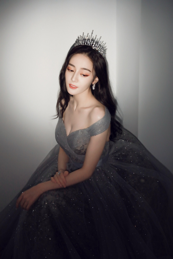 Diện đầm trễ vai khoe vòng một 'bốc lửa', Địch Lệ Nhiệt Ba bị soi dấu hiệu lão hóa ảnh 5