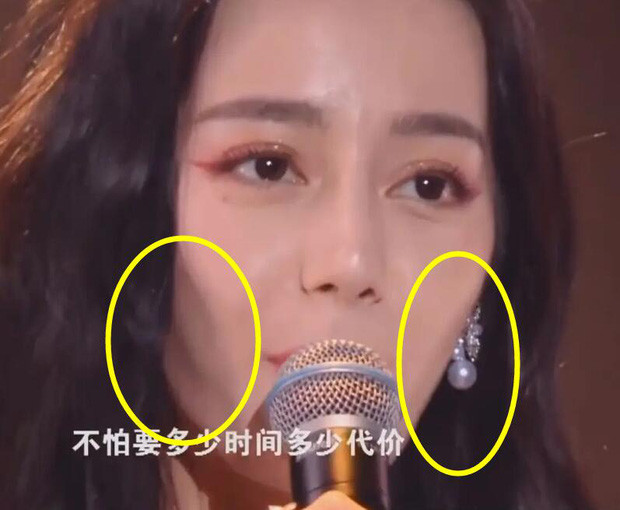 Diện đầm trễ vai khoe vòng một 'bốc lửa', Địch Lệ Nhiệt Ba bị soi dấu hiệu lão hóa ảnh 8