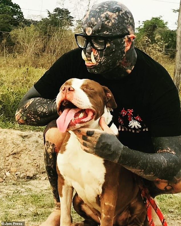 Người đàn ông xăm nhãn cầu, chẻ đôi lưỡi và gắn ngà vào răng để được thành... quái vật ảnh 4