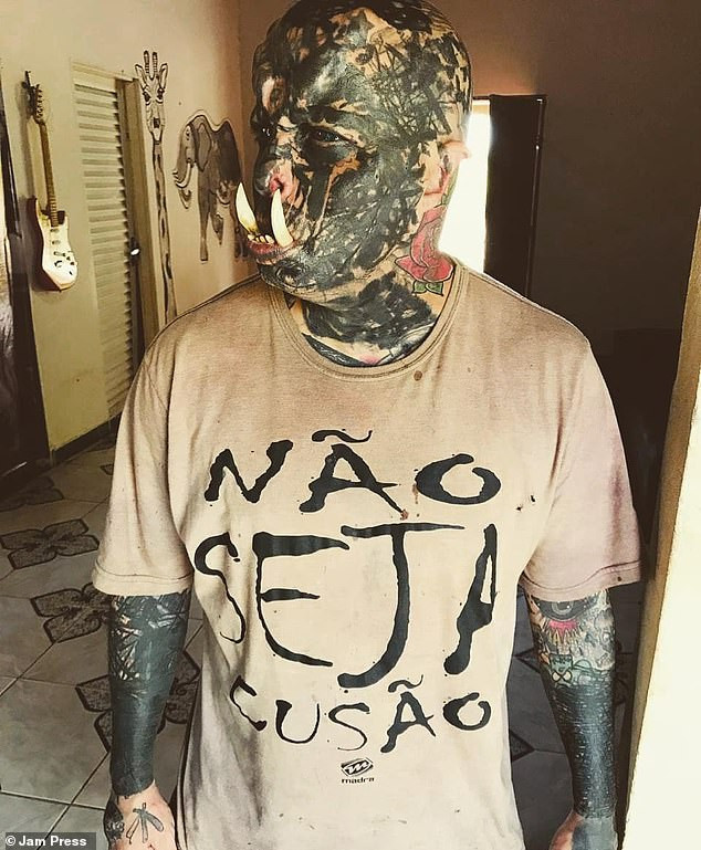 Người đàn ông xăm nhãn cầu, chẻ đôi lưỡi và gắn ngà vào răng để được thành... quái vật ảnh 1