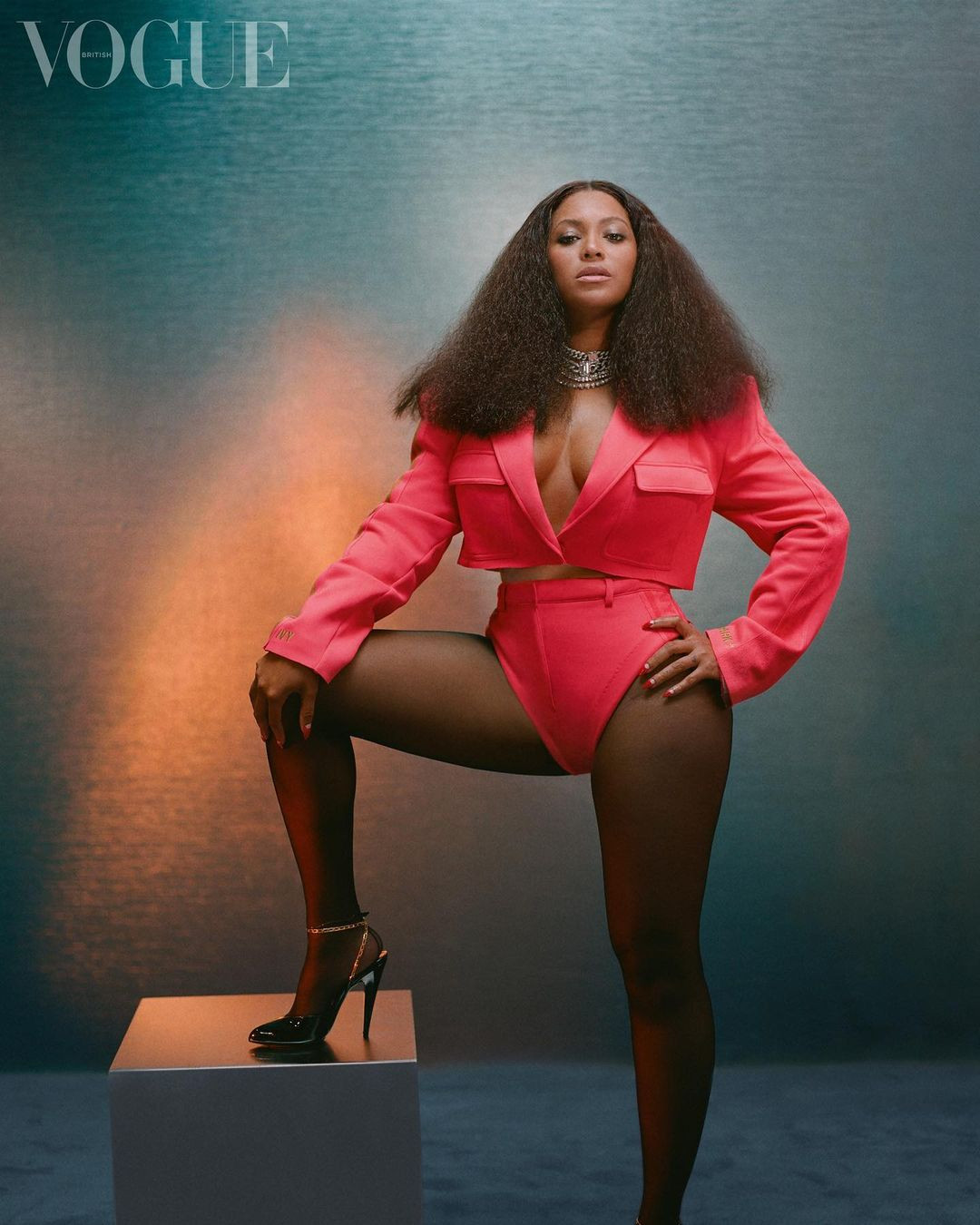 Beyonce diện đầm khoét lưng sâu, khoe vòng ba nóng bỏng trên tạp chí danh tiếng ảnh 5