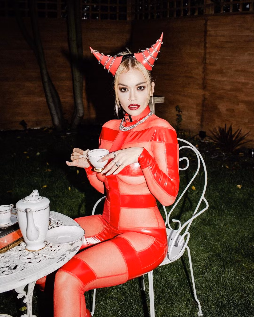 Rita Ora hóa nữ quỷ đỏ nóng bỏng trong bộ catsuit xuyên thấu táo bạo ảnh 1
