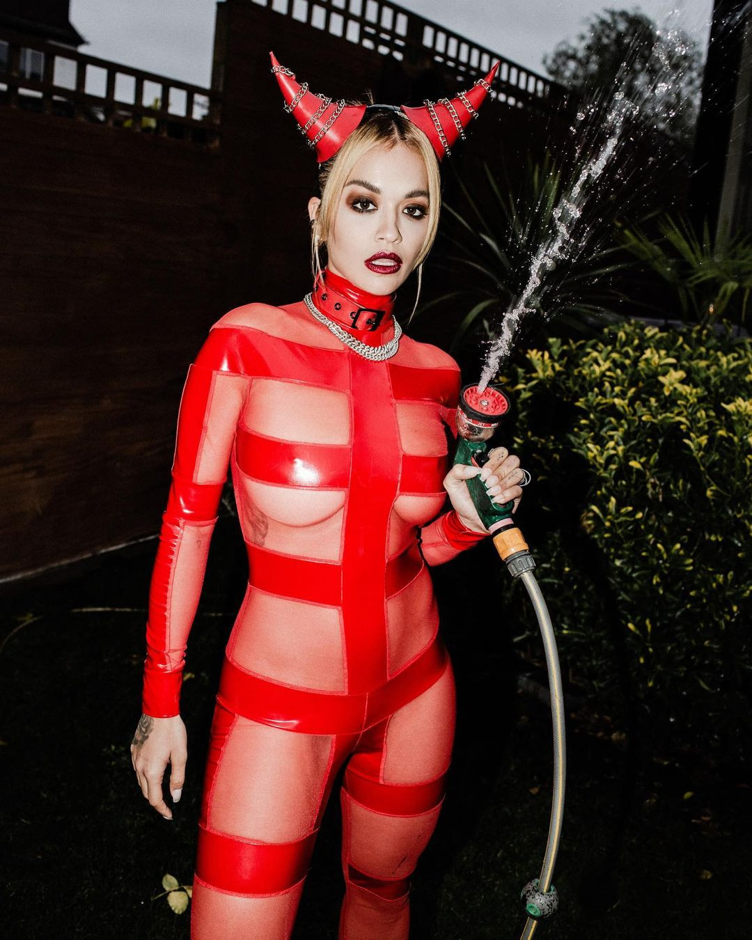 Rita Ora hóa nữ quỷ đỏ nóng bỏng trong bộ catsuit xuyên thấu táo bạo ảnh 4