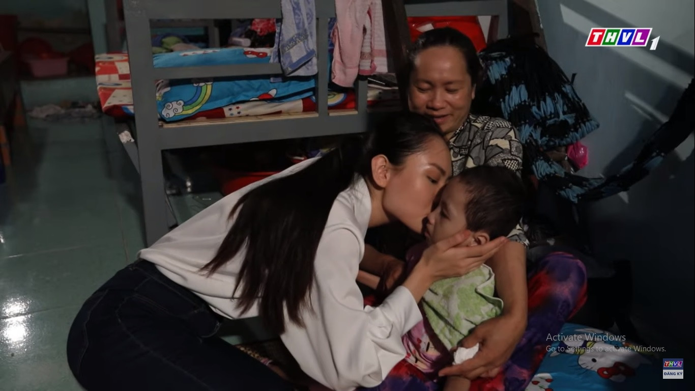 ‘Người đẹp nhân ái’: Thí sinh HHVN 2020 mang ‘liều thuốc yêu thương’ đến trẻ bại não ảnh 9