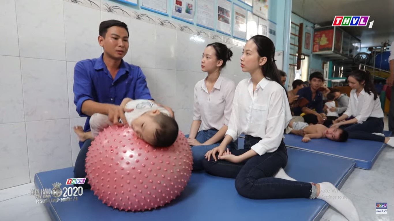 ‘Người đẹp nhân ái’: Thí sinh HHVN 2020 mang ‘liều thuốc yêu thương’ đến trẻ bại não ảnh 6
