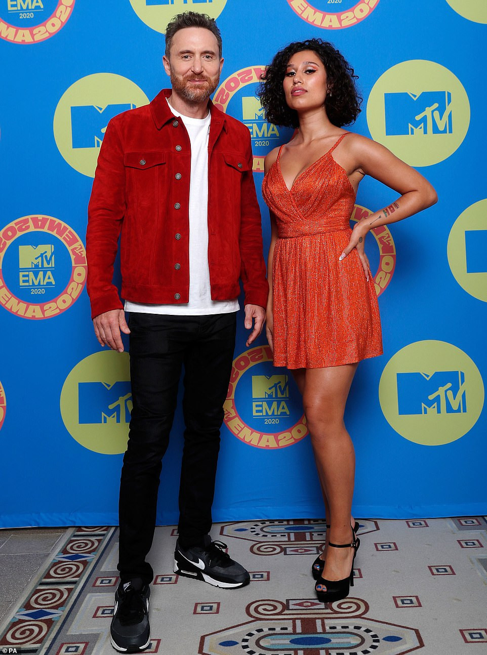 Dàn mỹ nhân khoe vòng 1 ‘khủng’ tại EMAs 2020, sao nam mặc váy ngắn gây 'sốc' ảnh 19