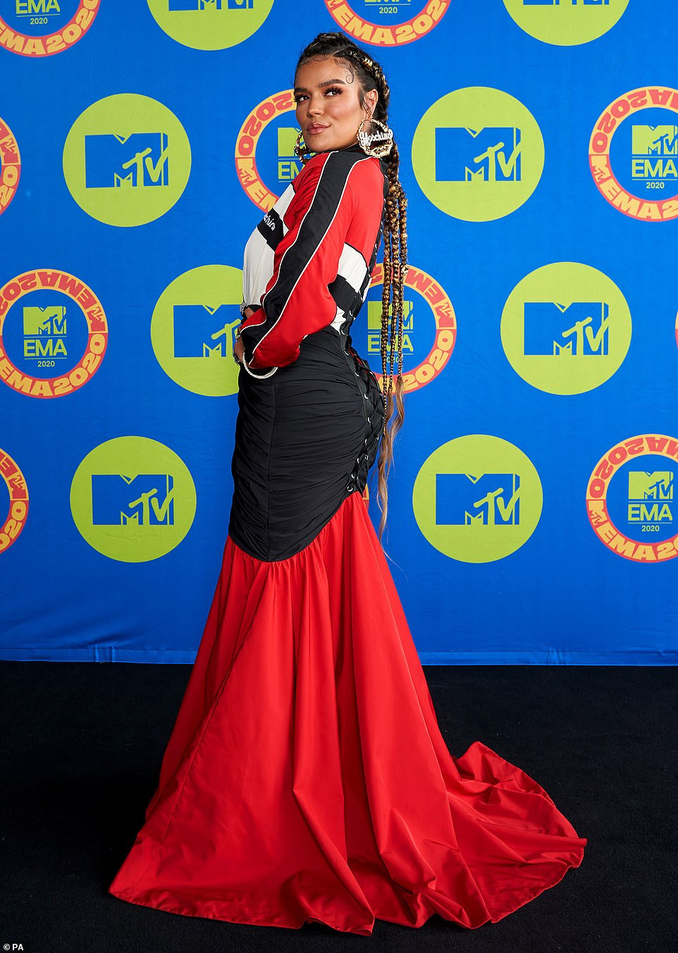 Dàn mỹ nhân khoe vòng 1 ‘khủng’ tại EMAs 2020, sao nam mặc váy ngắn gây 'sốc' ảnh 17