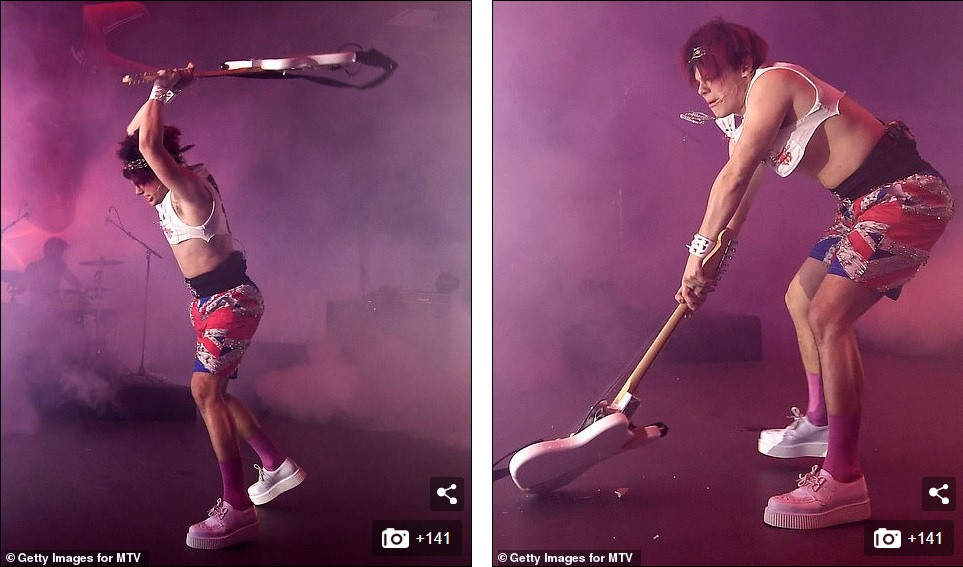 Dàn mỹ nhân khoe vòng 1 ‘khủng’ tại EMAs 2020, sao nam mặc váy ngắn gây 'sốc' ảnh 11