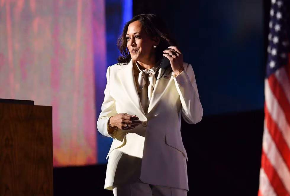 Cách nữ phó tổng thống Mỹ Kamala Harris kể câu chuyện của mình bằng thời trang ảnh 2