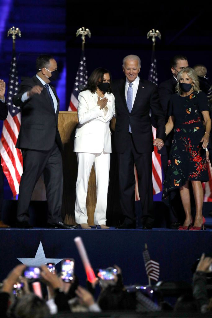 Cách nữ phó tổng thống Mỹ Kamala Harris kể câu chuyện của mình bằng thời trang ảnh 1