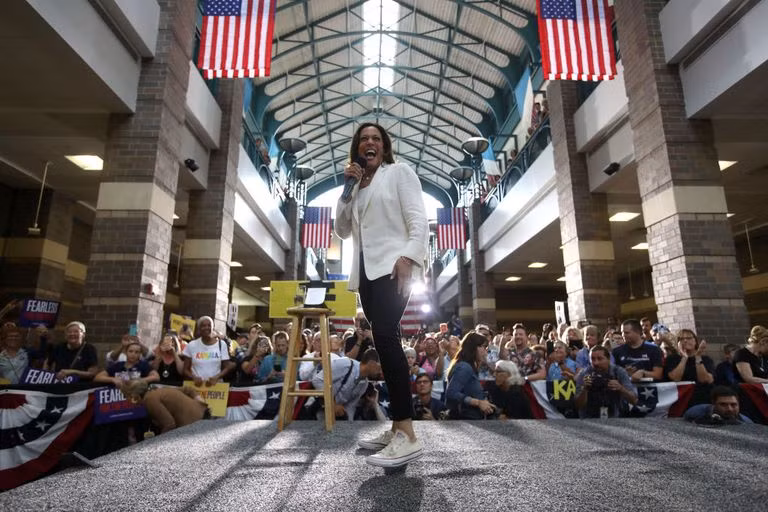 Cách nữ phó tổng thống Mỹ Kamala Harris kể câu chuyện của mình bằng thời trang ảnh 3