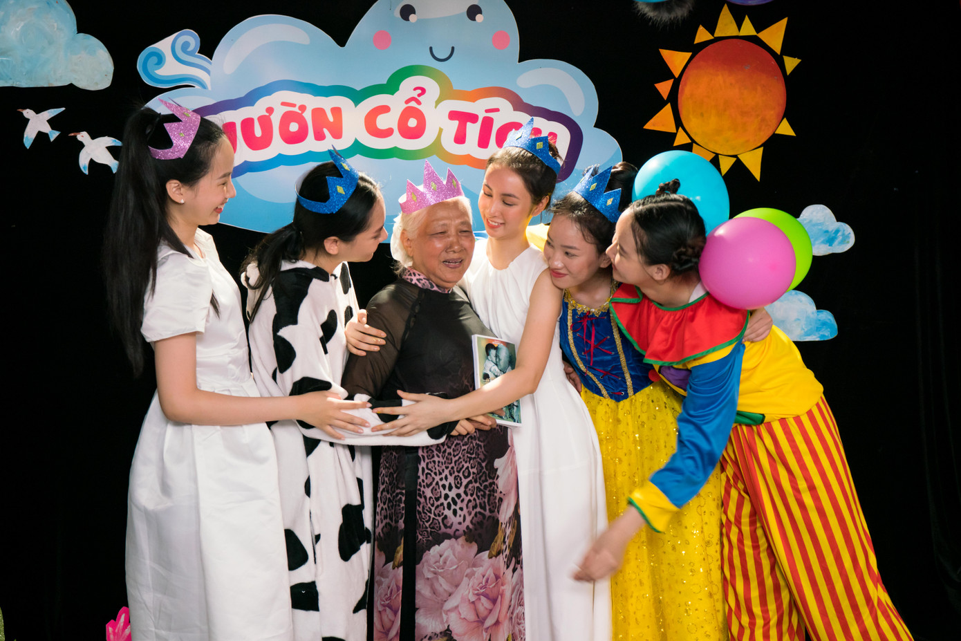 Những hình ảnh ấm áp của các thí sinh HHVN bên trẻ bại não ảnh 25