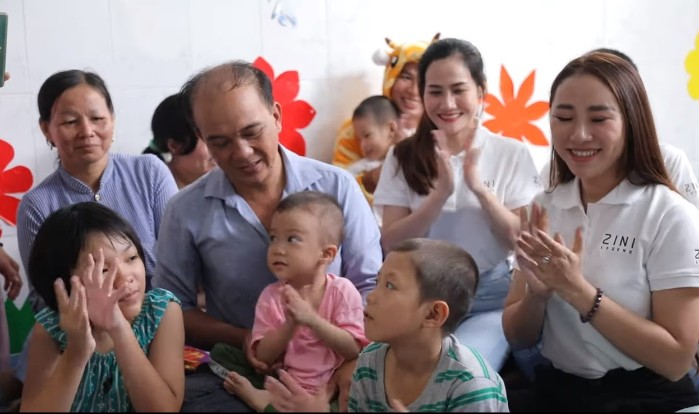 Những hình ảnh ấm áp của các thí sinh HHVN bên trẻ bại não ảnh 22