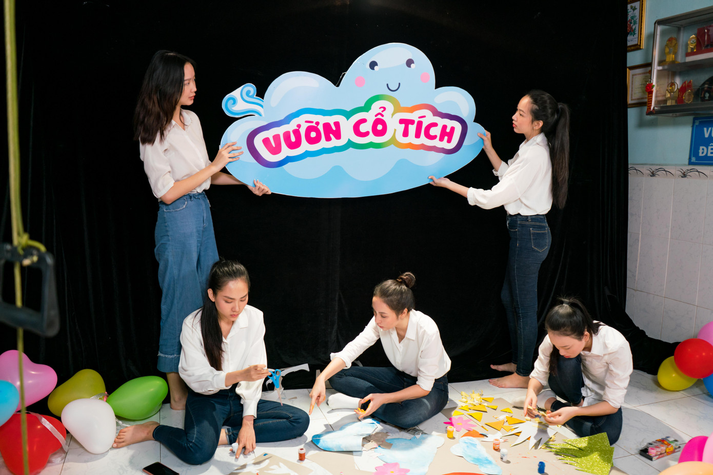 Những hình ảnh ấm áp của các thí sinh HHVN bên trẻ bại não ảnh 16