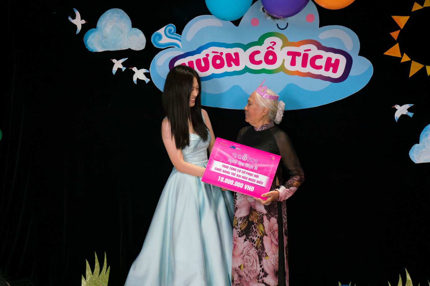 Những hình ảnh ấm áp của các thí sinh HHVN bên trẻ bại não ảnh 26