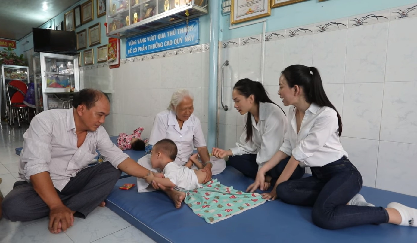 Những hình ảnh ấm áp của các thí sinh HHVN bên trẻ bại não ảnh 7