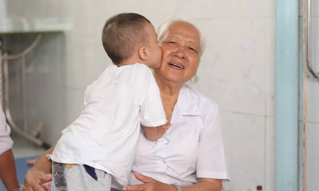 Những hình ảnh ấm áp của các thí sinh HHVN bên trẻ bại não ảnh 6