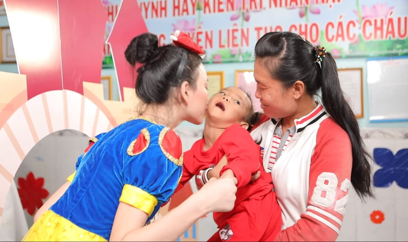 Những hình ảnh ấm áp của các thí sinh HHVN bên trẻ bại não ảnh 17