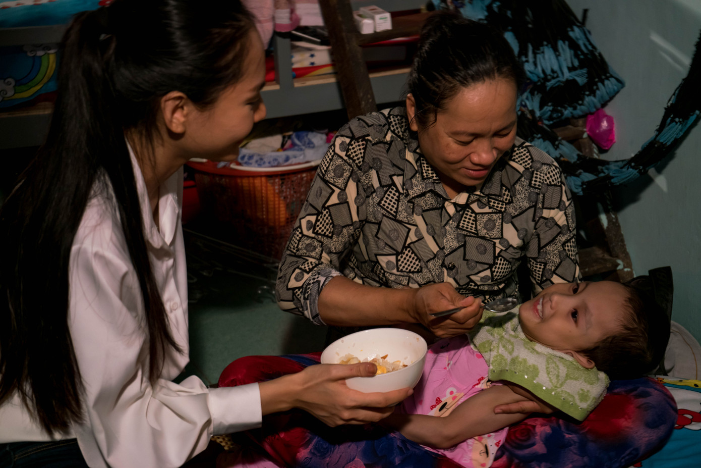 Những hình ảnh ấm áp của các thí sinh HHVN bên trẻ bại não ảnh 13