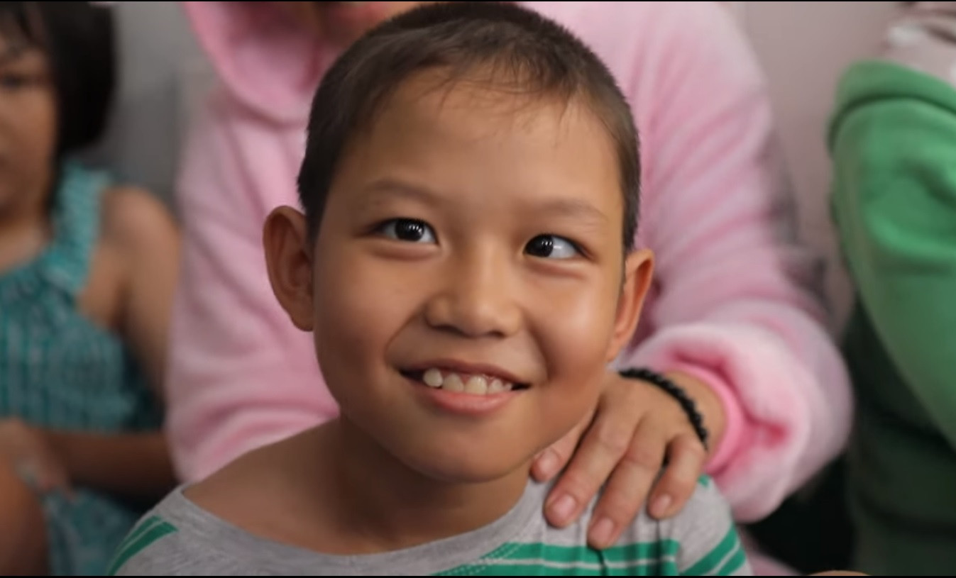 Những hình ảnh ấm áp của các thí sinh HHVN bên trẻ bại não ảnh 24