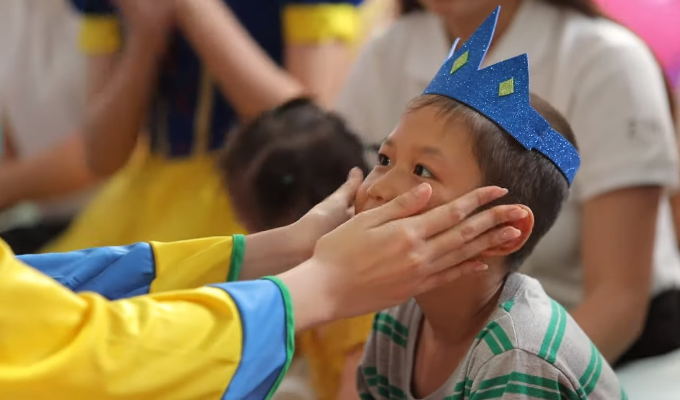 Những hình ảnh ấm áp của các thí sinh HHVN bên trẻ bại não ảnh 21