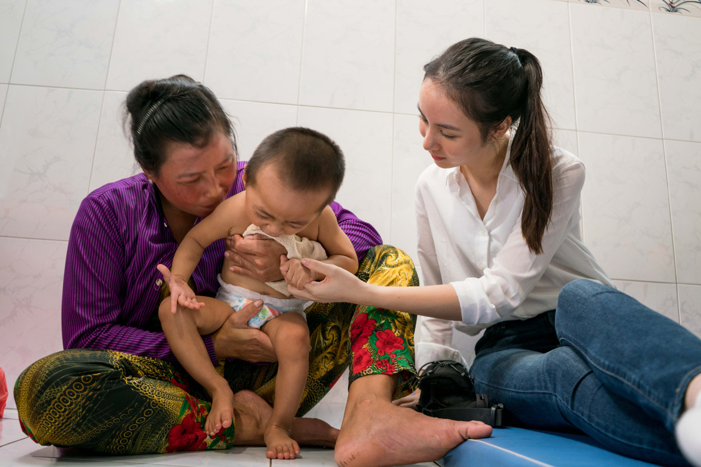 Những hình ảnh ấm áp của các thí sinh HHVN bên trẻ bại não ảnh 5