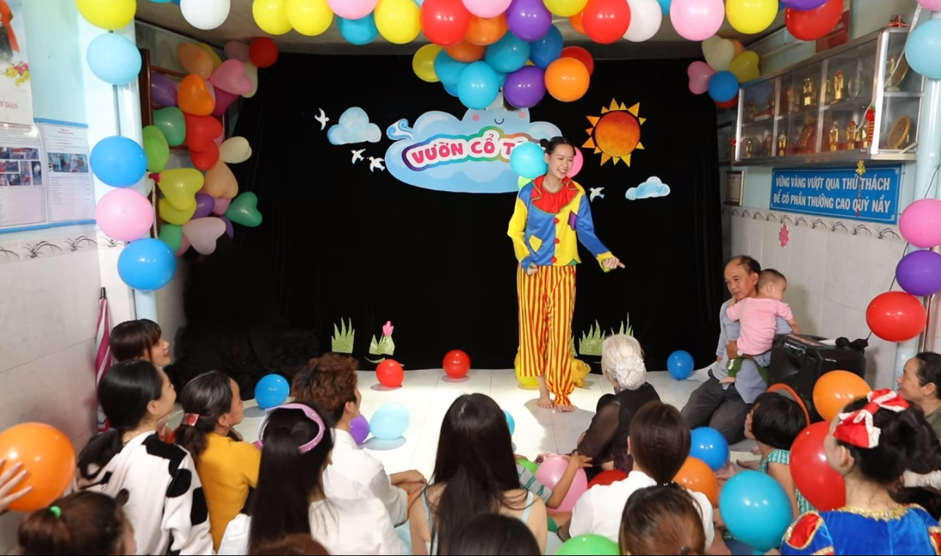 Những hình ảnh ấm áp của các thí sinh HHVN bên trẻ bại não ảnh 20