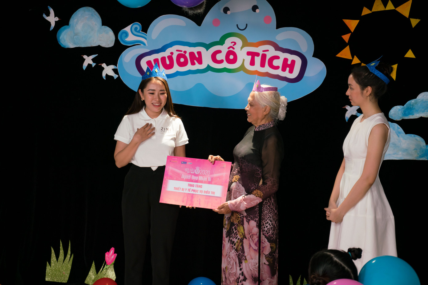 Những hình ảnh ấm áp của các thí sinh HHVN bên trẻ bại não ảnh 27