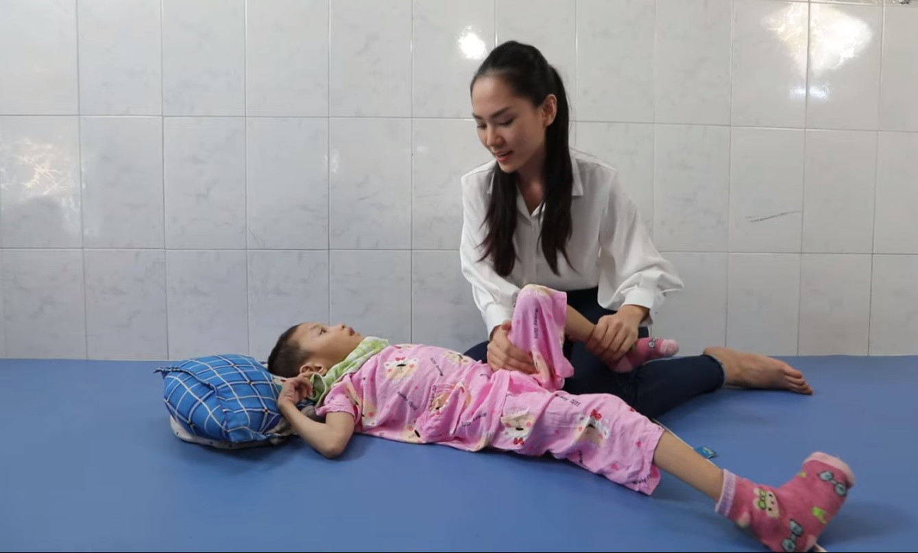 Những hình ảnh ấm áp của các thí sinh HHVN bên trẻ bại não ảnh 12