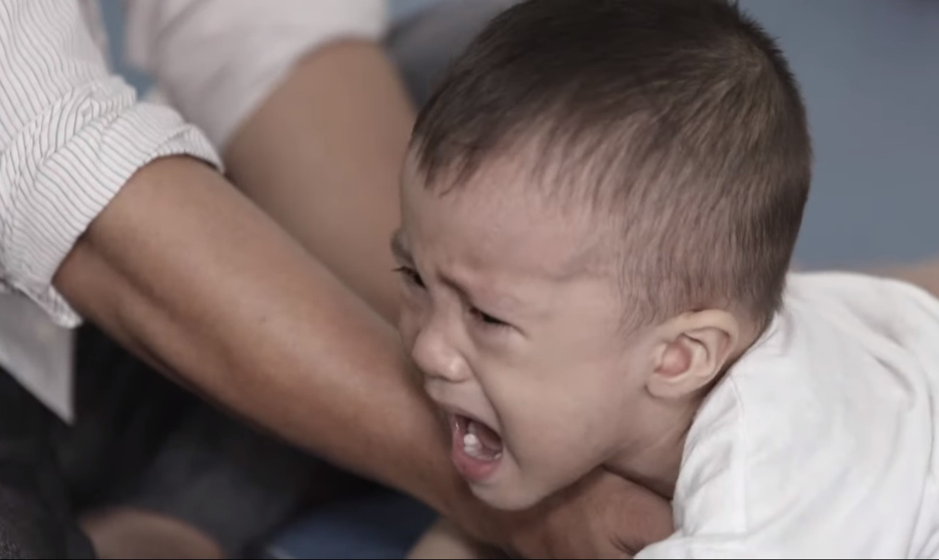 Những hình ảnh ấm áp của các thí sinh HHVN bên trẻ bại não ảnh 8