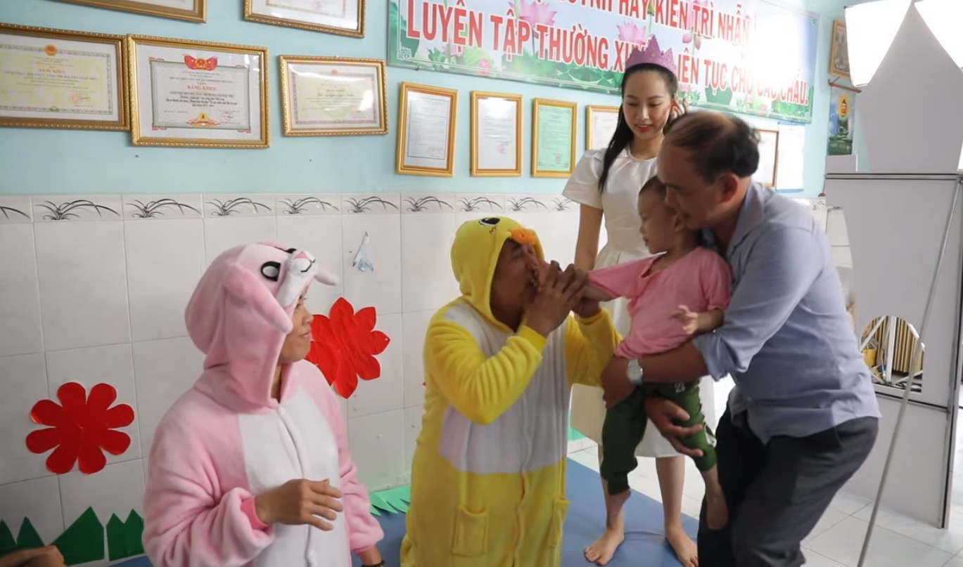 Những hình ảnh ấm áp của các thí sinh HHVN bên trẻ bại não ảnh 18