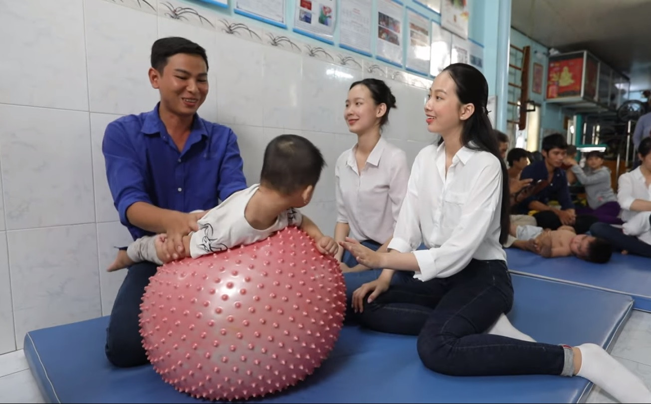 Những hình ảnh ấm áp của các thí sinh HHVN bên trẻ bại não ảnh 10