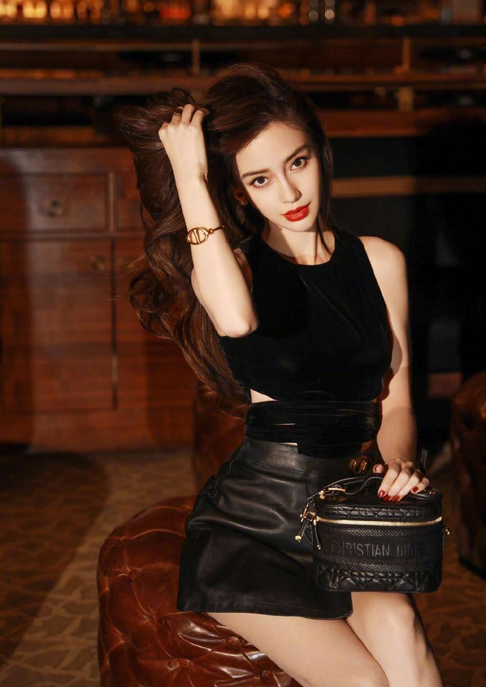 Angelababy diện áo cắt xẻ ‘bạo’ khoe chân dài, lưng nuột sau nghi vấn ly hôn ảnh 1