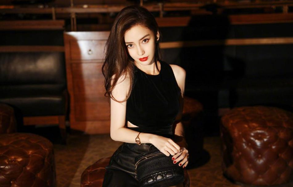 Angelababy diện áo cắt xẻ ‘bạo’ khoe chân dài, lưng nuột sau nghi vấn ly hôn ảnh 2