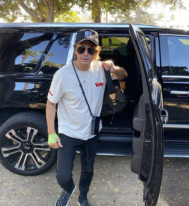 Muôn kiểu kêu gọi bầu cử của sao Hollywood: Người bán nude, kẻ phô bụng bầu ảnh 3