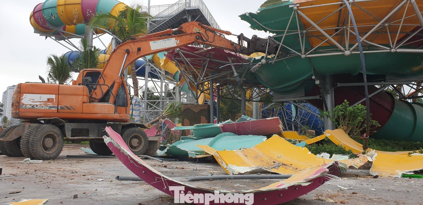 Huy động hơn 100 người tháo dỡ công viên nước lớn nhất Hà Nội ảnh 2