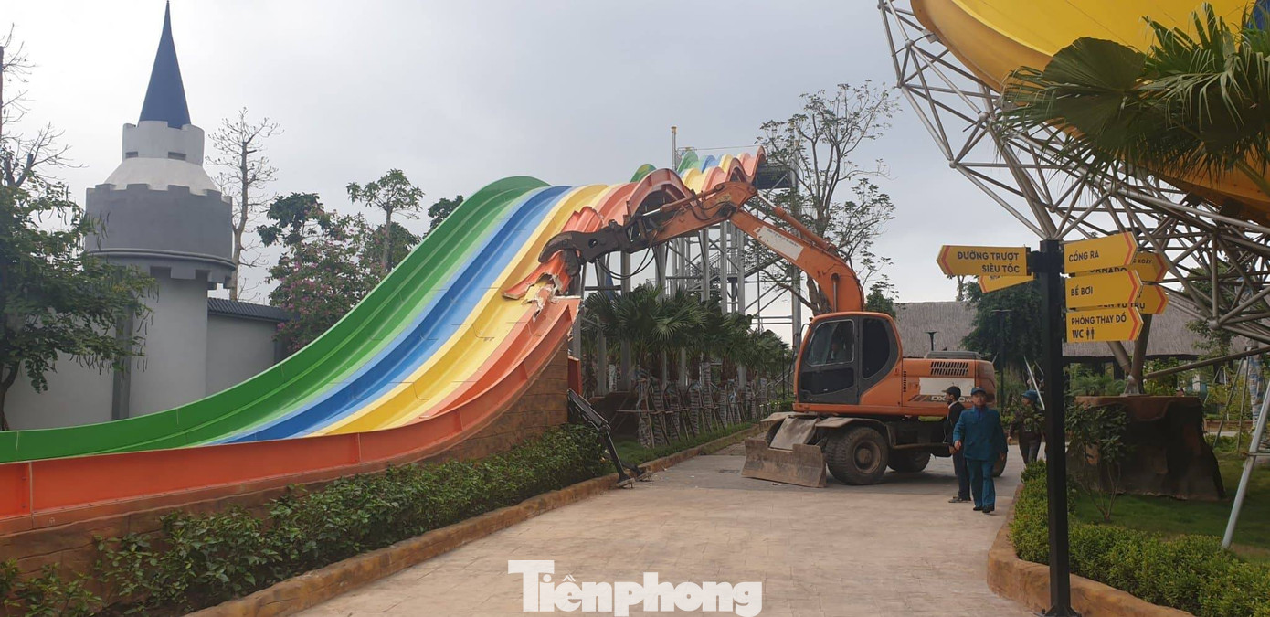 Huy động hơn 100 người tháo dỡ công viên nước lớn nhất Hà Nội ảnh 1