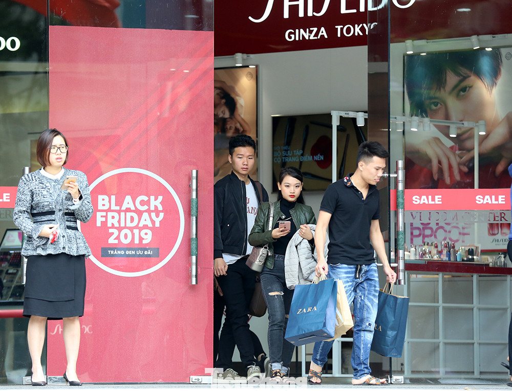 Dân văn phòng Hà Nội đổ xô săn giảm giá Black Friday ảnh 10