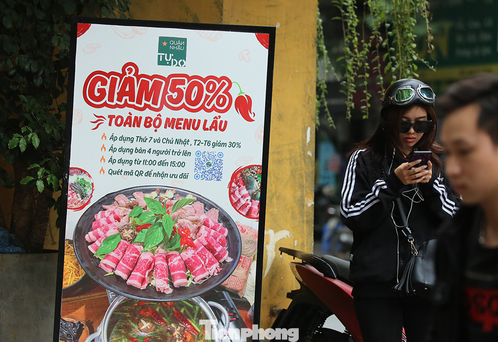 Dân văn phòng Hà Nội đổ xô săn giảm giá Black Friday ảnh 12