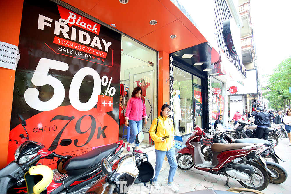 Dân văn phòng Hà Nội đổ xô săn giảm giá Black Friday ảnh 16